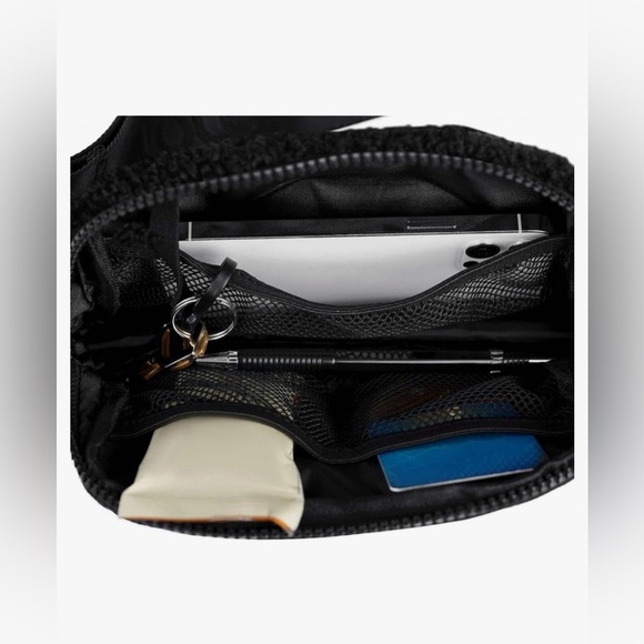 NWOT - lolë black sherpa belt bag - Picture 3 of 6